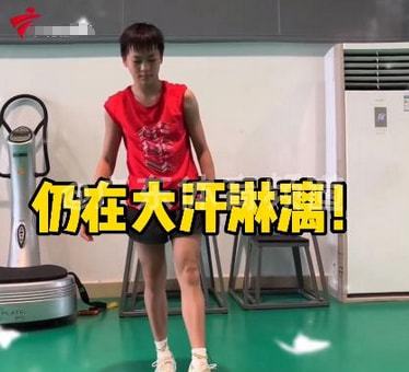 雷竞技RAYBET全红婵健身房训练视频！狂踩动感单车挥汗如雨一脸专注太认真(图1)
