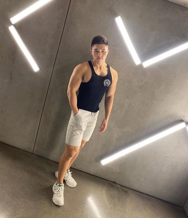 雷竞技RAYBET90后鲜肉不仅长得帅身材还壮发达的胸肌和腹肌令人血脉喷张(图10)