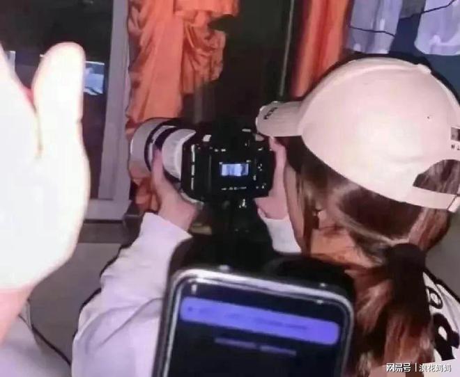 雷竞技RAYBET中学情侣当众“做运动”被？大尺度照片遭疯传：都看害羞了…(图13)