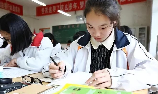 雷竞技RAYBET“取消一门学科”投票结果语文意外上榜英语才
